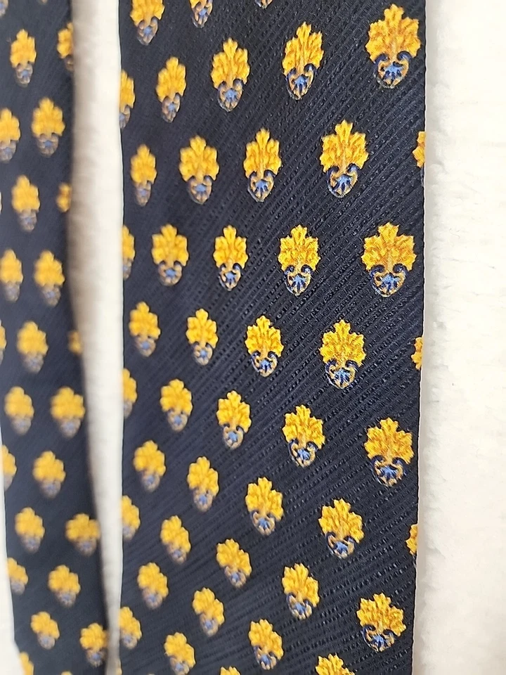 DORMEUIL Men's 100% Silk Necktie ITALY Designer Medallions Navy Gold Paris EUC - Image 3 of 4