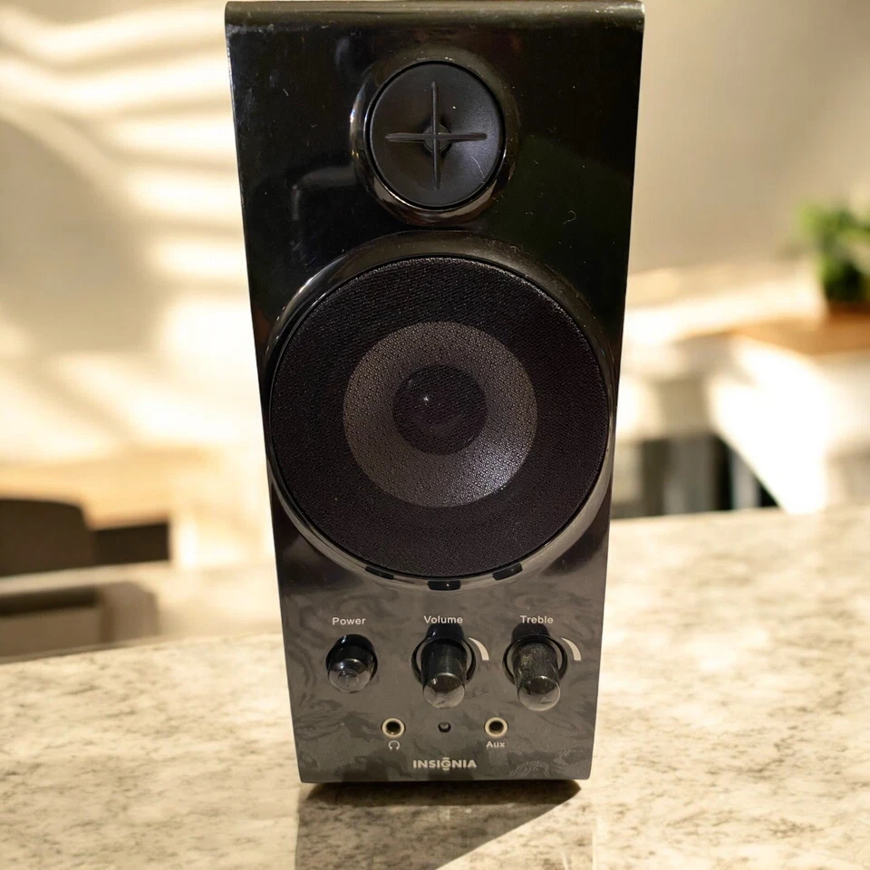 Altavoces y subwoofer para computadora INSIGNIA 2.1 NS-PCS41 - ¡Negro funcionando! Foto 3 de 4