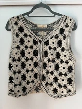 Flower Knit Black & White Vest🖤🤍🖤, Size S/M