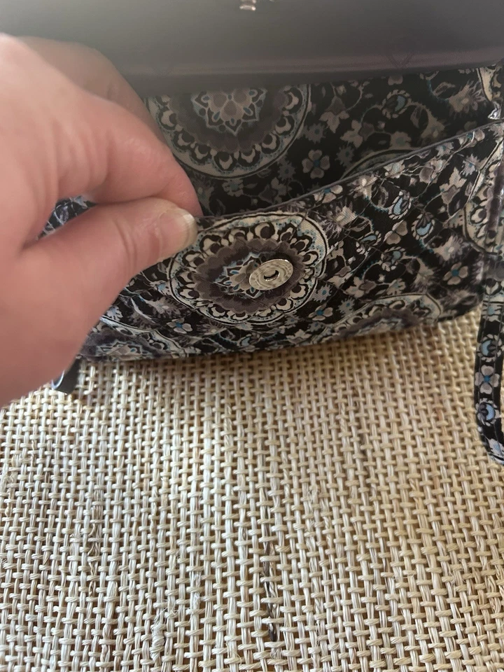 Bandolera/cartera Vera Bradley gris medallón RFID con correa extraíble y ajustable Foto 4 de 4