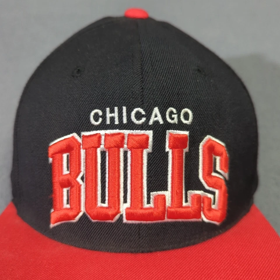 Sombrero Mitchell And Ness Para Hombre OS Negro Chicago Bulls Correa de Cuero Ajustable NBA Foto 2 de 4