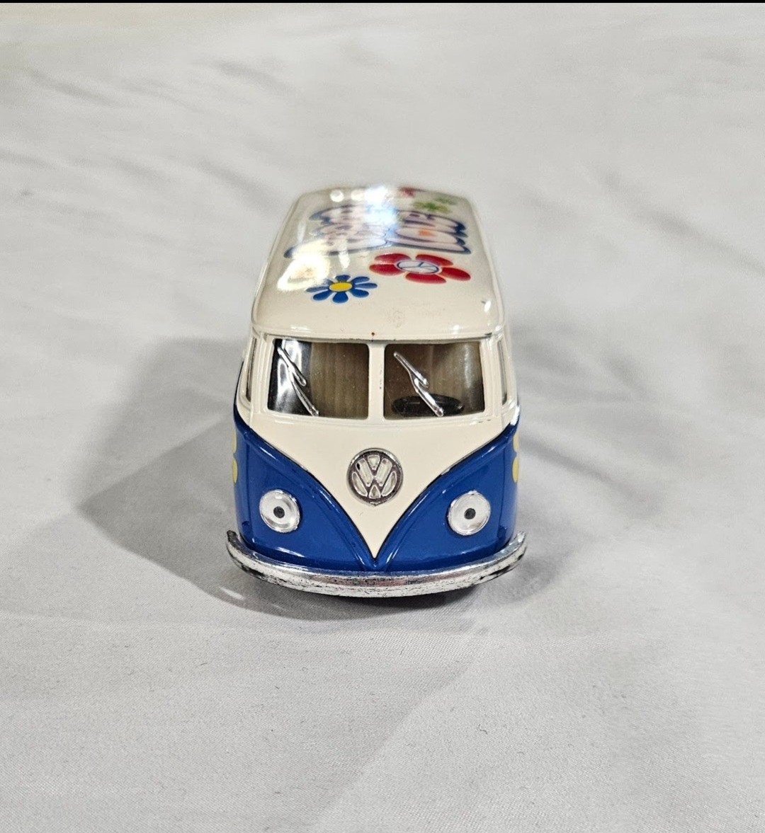 Kinsmart Pull Back 1962 Volkswagen Classical Bus 1:32 Peace Love