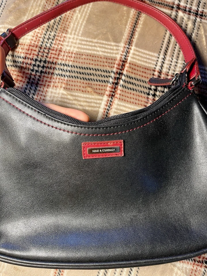 Bolsa de ombro de couro preta com alça ajustável NINE & COMPANY - Imagem 3 de 4