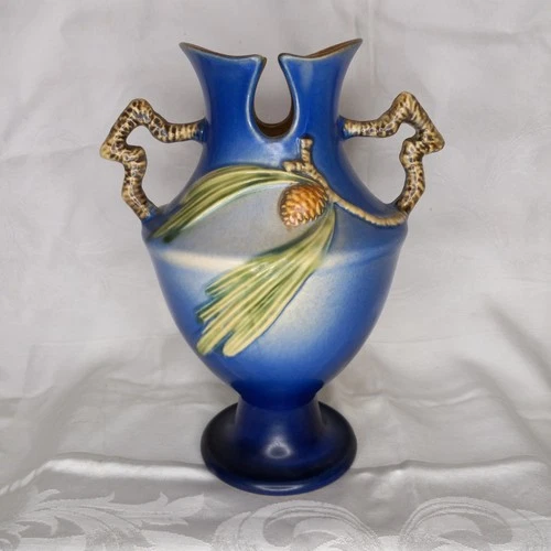ROSEVILLE BLUE PINECONE 848 - 10 ART POTTERY  VASE EXCELLENT CONDITION