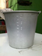 Schöner alter Melkeimer Milch