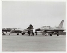 GENERAL DYNAMICS F-16 FIGHTING FALCON LINE UP ORIGINAL MANUFACTURERS PHOTO 89