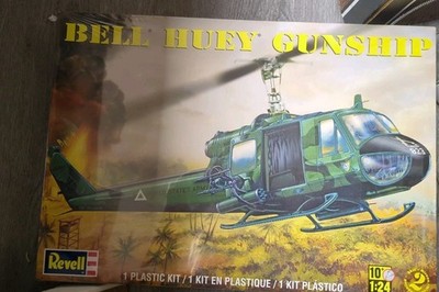 Bell Huey Gunship 1:24 scale Revell 85-5633 2011 factory sealed Very Large Rare