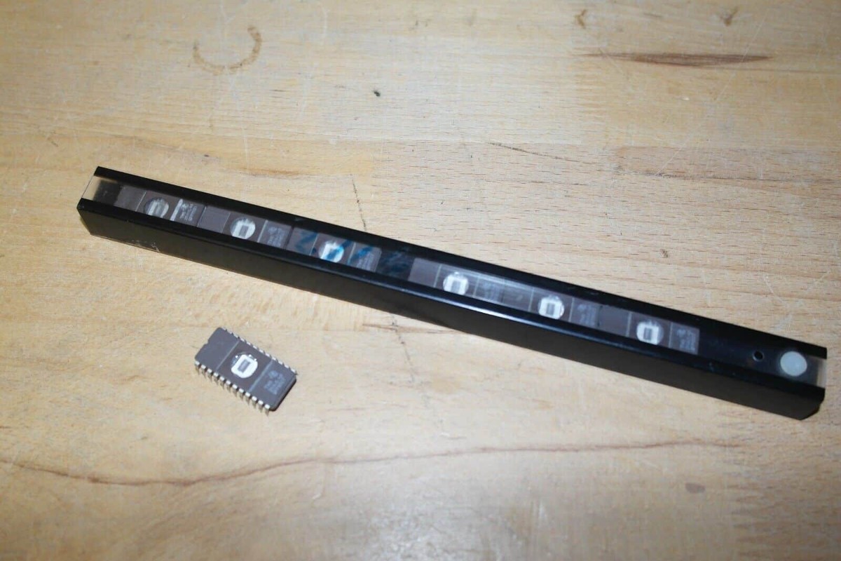 Puce EPROM Texas Instruments TMS2516JL-45 - Neuf De Stock, Pour Réparation/rétro