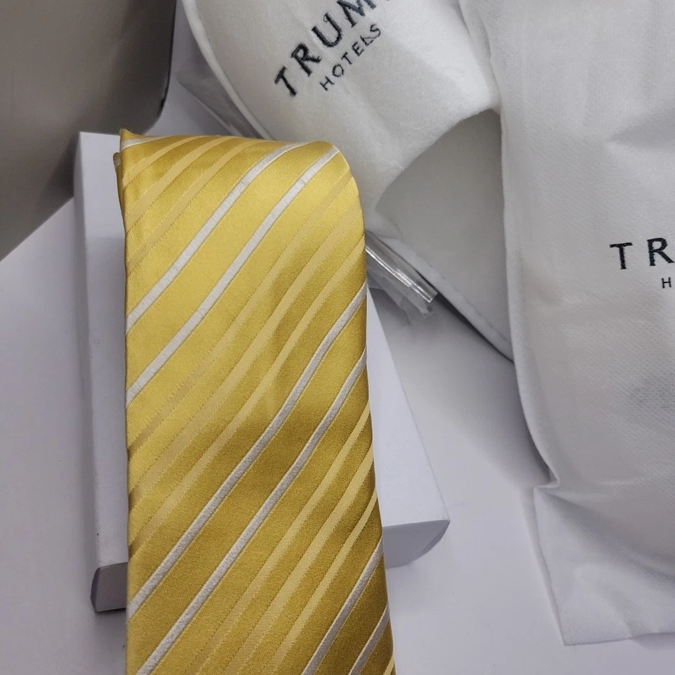 Gravata Donald Trump Signature Collection Repp pescoço e chinelos hotel ouro/marfim 60"  - Imagem 3 de 4