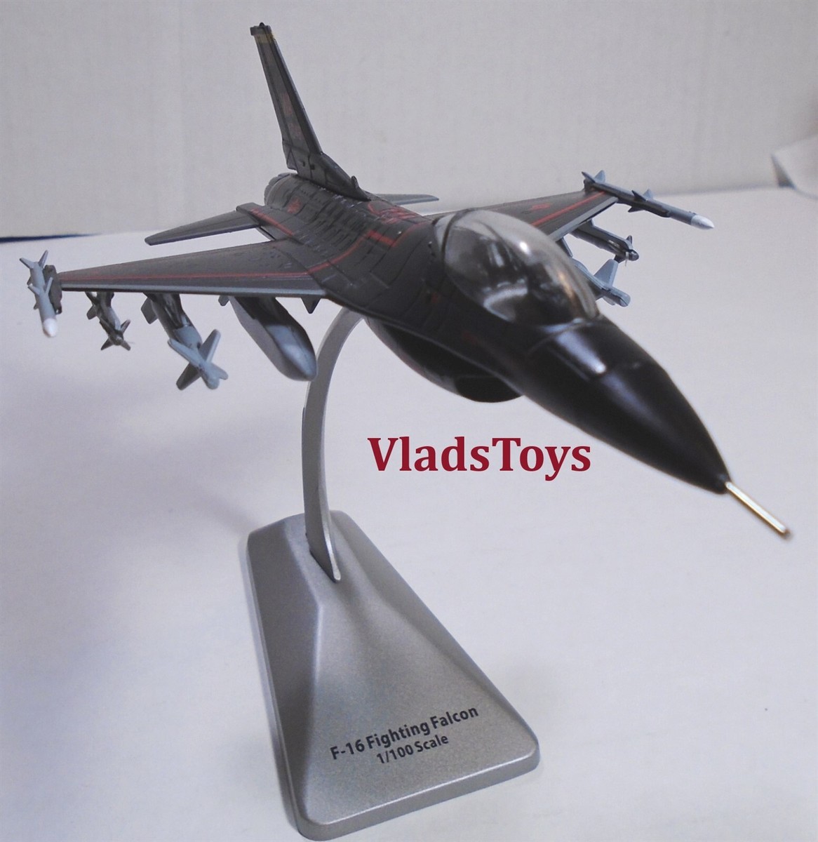 newray　F16 General Dynamics F-16 Fighting Falcon 1/72 Scale Model by