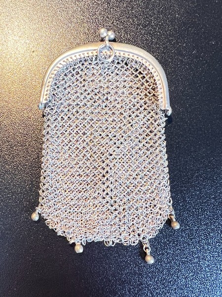 Monedero antiguo malla metálica plata, boquilla doble y 4 colgantes 1900–1925