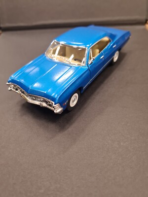 1967 Chevrolet Impala blau Kinsmart Spielzeugauto Modell Maßstab 1:43 Diecast offene Türen