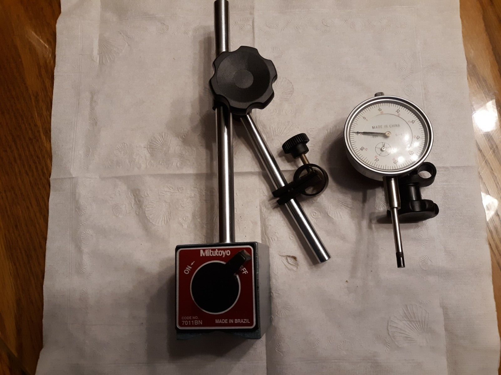 Mitutoyo Magnetic Base Stand No. 7011BN With Dial Gauge