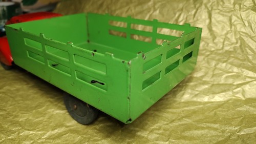 Vintage Wyandotte Pressed Steel Green & Red Stake Bed Truck w/ Wooden wheels - Picture 9 of 23