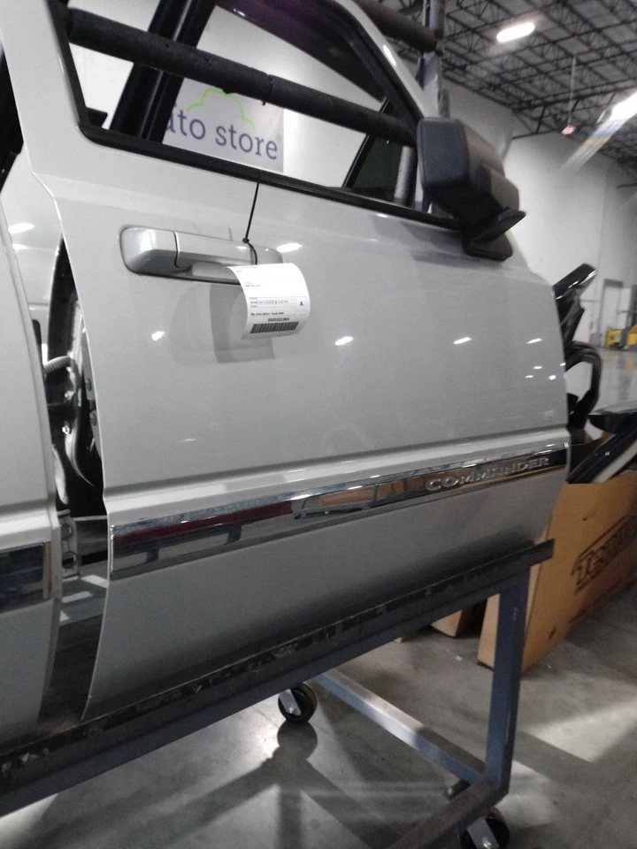 Used Front Right Door Assembly Front fits: 2008 Jeep Commander Front Right Grade - Image 2 of 4