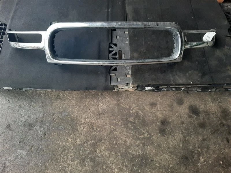 Grille Excluding Denali 00-06 GMC Yukon 15747828 - Image 3 of 4