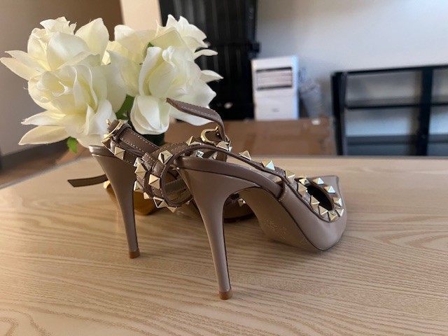 VALENTINO GARAVANI | Nude Rockstud Patent Caged Heels Size 38 Used