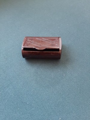 Kleine geschwungene rechteckige Pillendose mit Klappdeckel