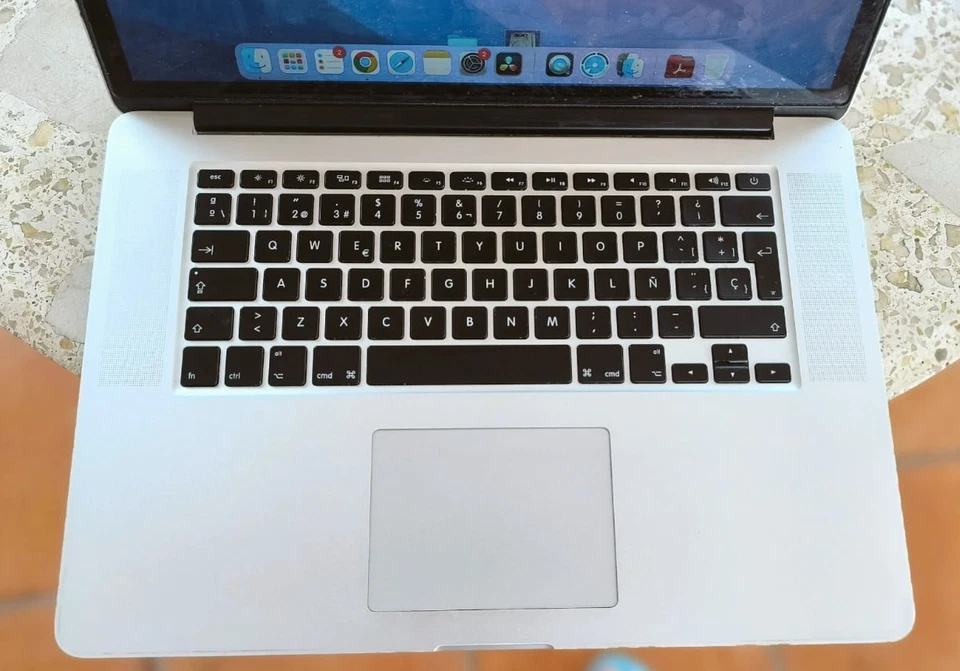 Apple MacBook 15,4" (16G RAM, 512GB SSD, Intel Core i7 4.ª generación, 2,20GHz), foto 3 de 5