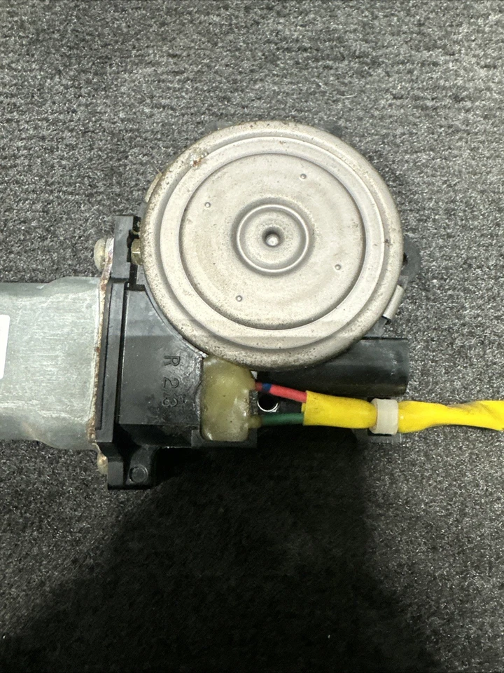 2001-2004 Toyota Sequoia Rear Tailgate Window Motor Liftgate 85710-0C030 OEM - Image 4 of 4