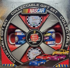 2004 NASCAR Wheel COLLECTIBLE Gift Set 2 MUGS and Cocoa in Collectible TINS