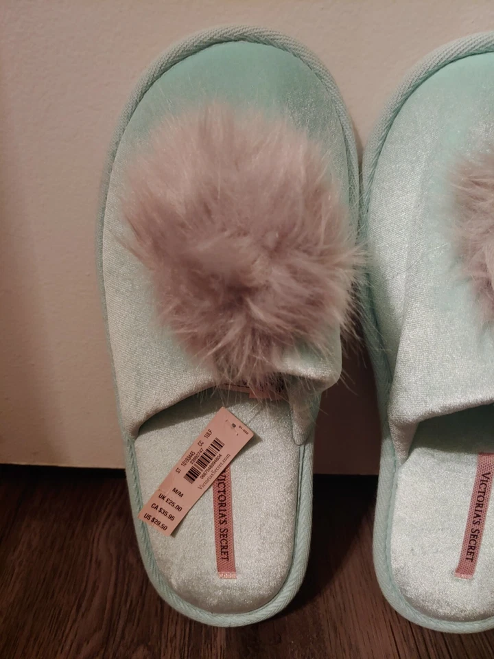 Zapatillas Victoria's Secret VS Gris Difuso Pom Verde Azulado Nuevas con Etiquetas Para Mujer M/L Nuevas con Etiquetas $29.50 Foto 4 de 4