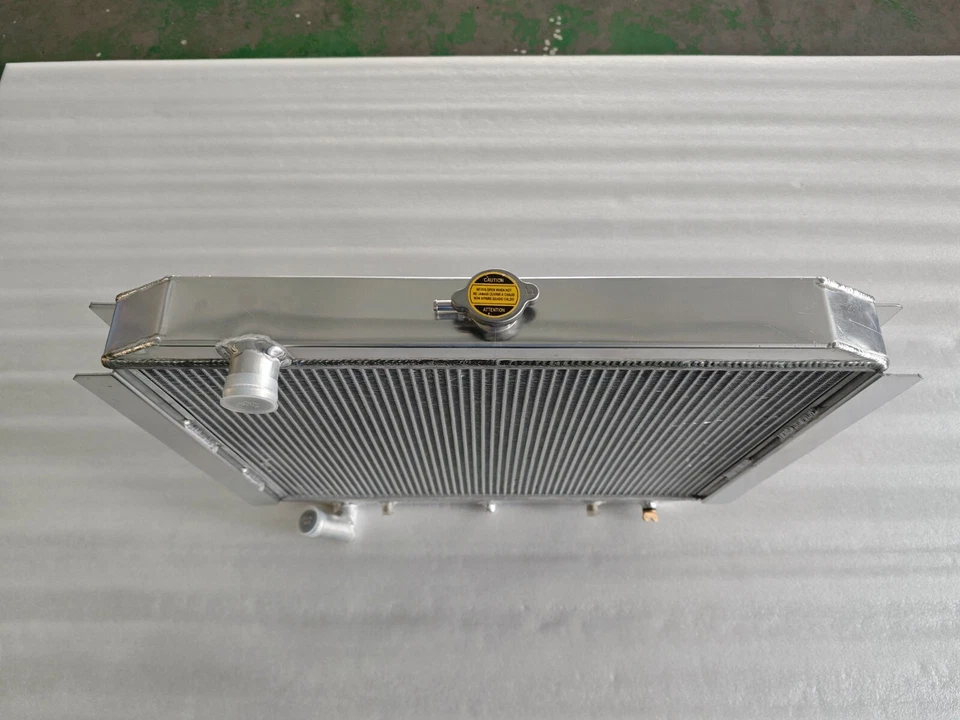 Radiador para MITSUBISHI Montero Base/LS/SR V6 3,5 L AUTOMÁTICO 1994-2000 1997 1998 1999 Foto 2 de 4