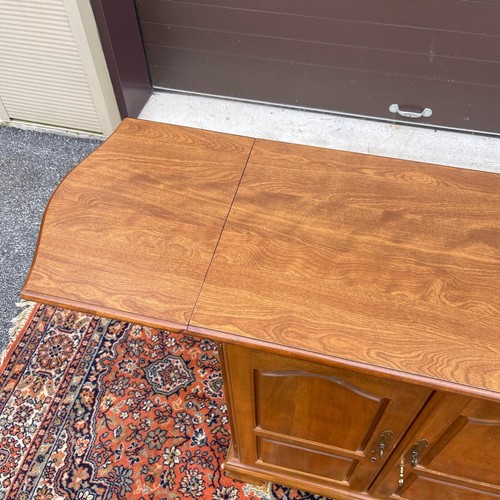 1970s Ethan Allen Heirloom Nutmeg Maple Drop Leaf Rolling Bar Cabinet (10-9040P) - Picture 5 of 12