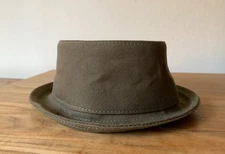 JILL CORBETT "The Hattic" Mens Pork Pie Hat Olive Khaki 60cm 7 3/8 Never Worn!