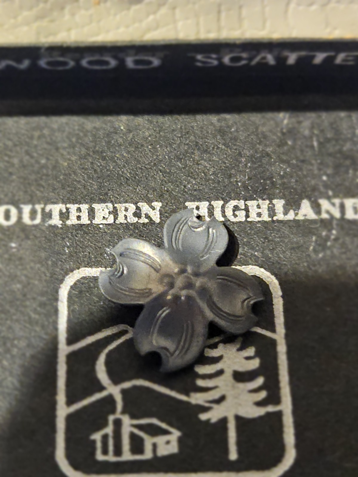 VINTAGE STERLING SILVER STUART NYE DOGWOOD FLOWER BLOOM LAPEL PIN, NEW IN BOX.