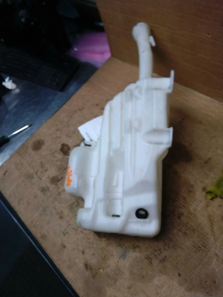 2016 Cadillac XTS Washer Fluid Reservoir OEM Black 150K Miles NJ25-22266-566076 - Imagem 3 de 4
