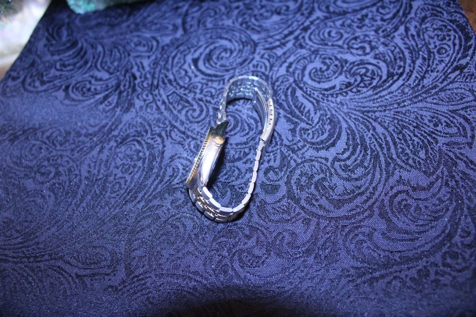 Q&Q Mens Quartz Wrist Watch Gold-tone & Silver-tone with Date - Image 4 of 4