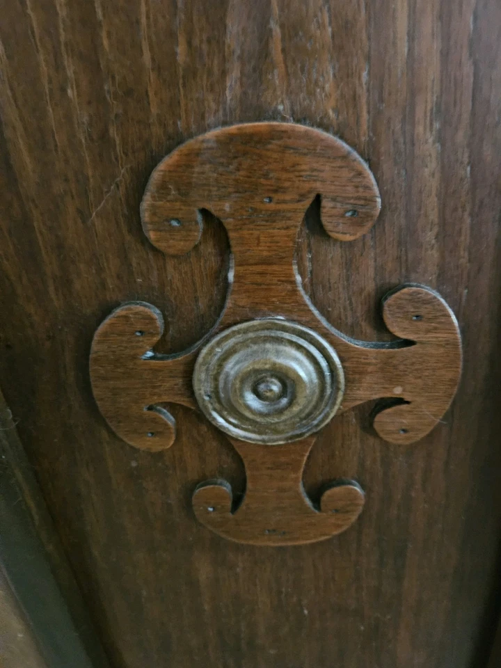 Antigua vitrina victoriana de roble tigre con medallones decorativos Foto 3 de 4