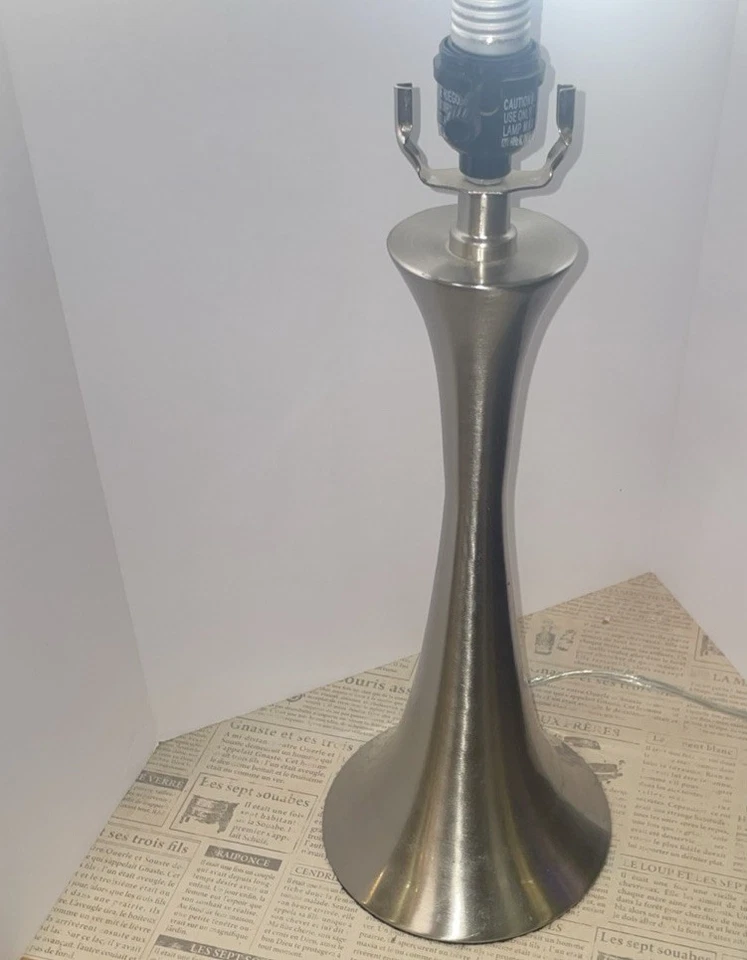 Lámpara de mesa retro cepillado acabado plata metal sin pantalla, funciona muy bien, elegante Foto 2 de 4