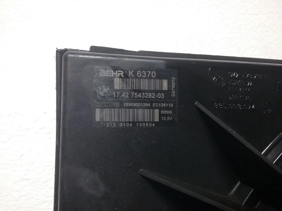 2005 BMW 525i OEM Radiator Fan Assembly 400 Watt Fits 04-05 Foto 2 de 4