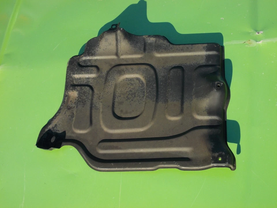 PARAGOLPES DELANTERO DERECHO CHEVY METRO 95-01 PROTECTOR MOTOR REVESTIMIENTO INTERIOR 30020436 OEM GEO Foto 4 de 4