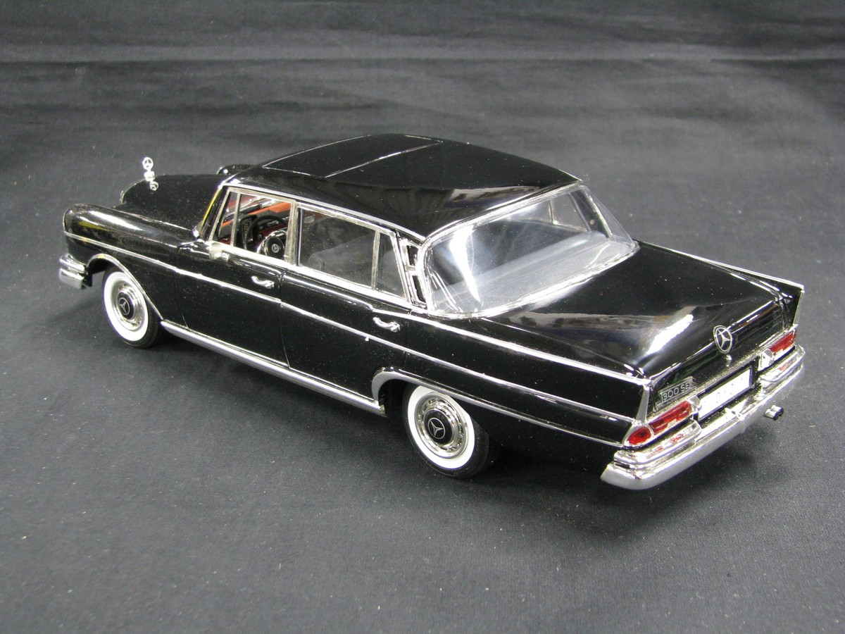 Revell Mercedes-Benz 300 SE 1:18 Black + 2 Figurines 