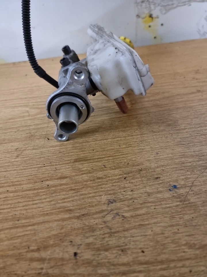 Peugeot 208 GT LINE 2016 1,6 HDI 5 velocidades manual freno cilindro maestro 32069745 Foto 3 de 4