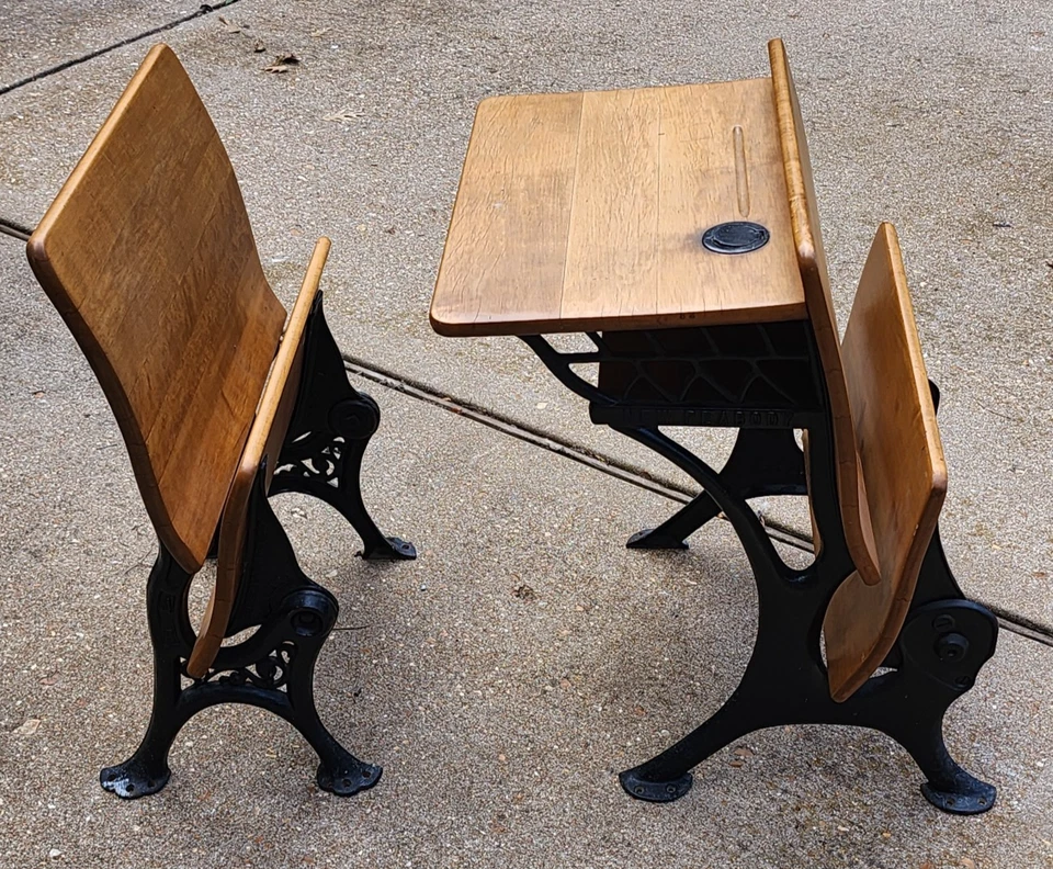 Escritorio escolar infantil antiguo vintage madera vieja, patas de hierro, 2 asientos Foto 2 de 4