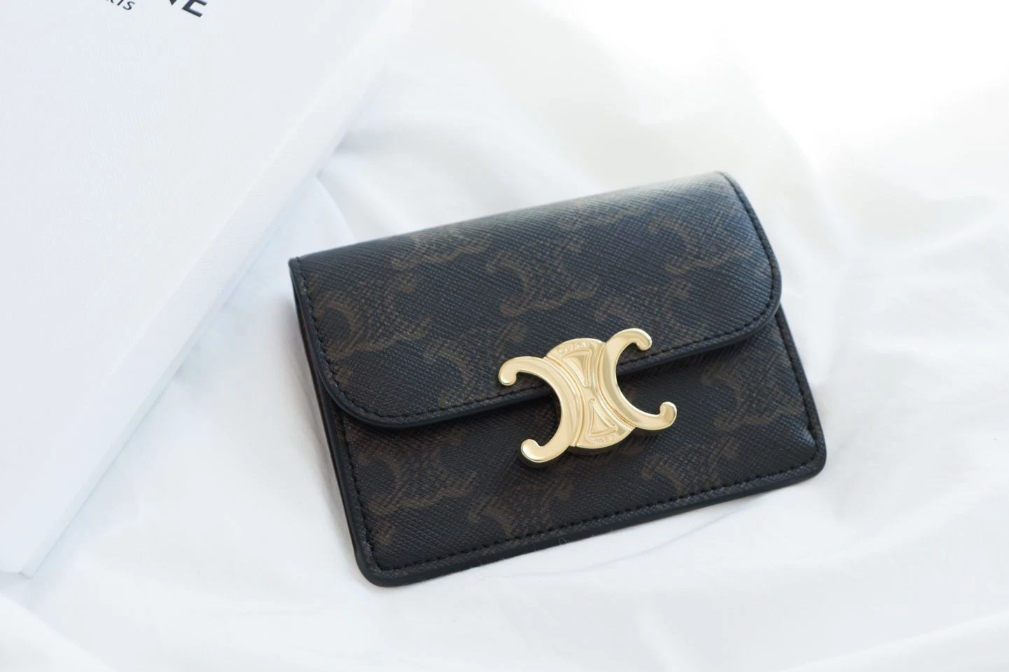 Celine Triomphe Portacarte con patta in tela 44394342