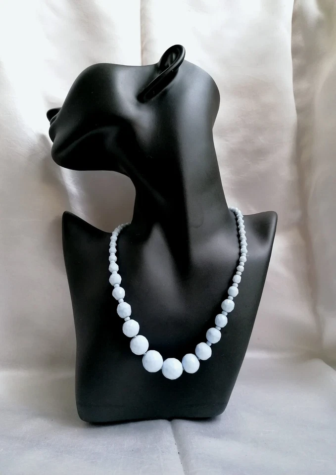 ANTICA COLLANA SCALARE IN VETRO LATTIMO SFACCETTATO CHIUSURA ARGENTO. - Immagine 2 di 4