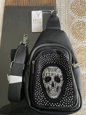 NEU mit Etikett: H&D Sling Bag / Crossbody Rucksack – Schwarz, Nieten & Totenkop