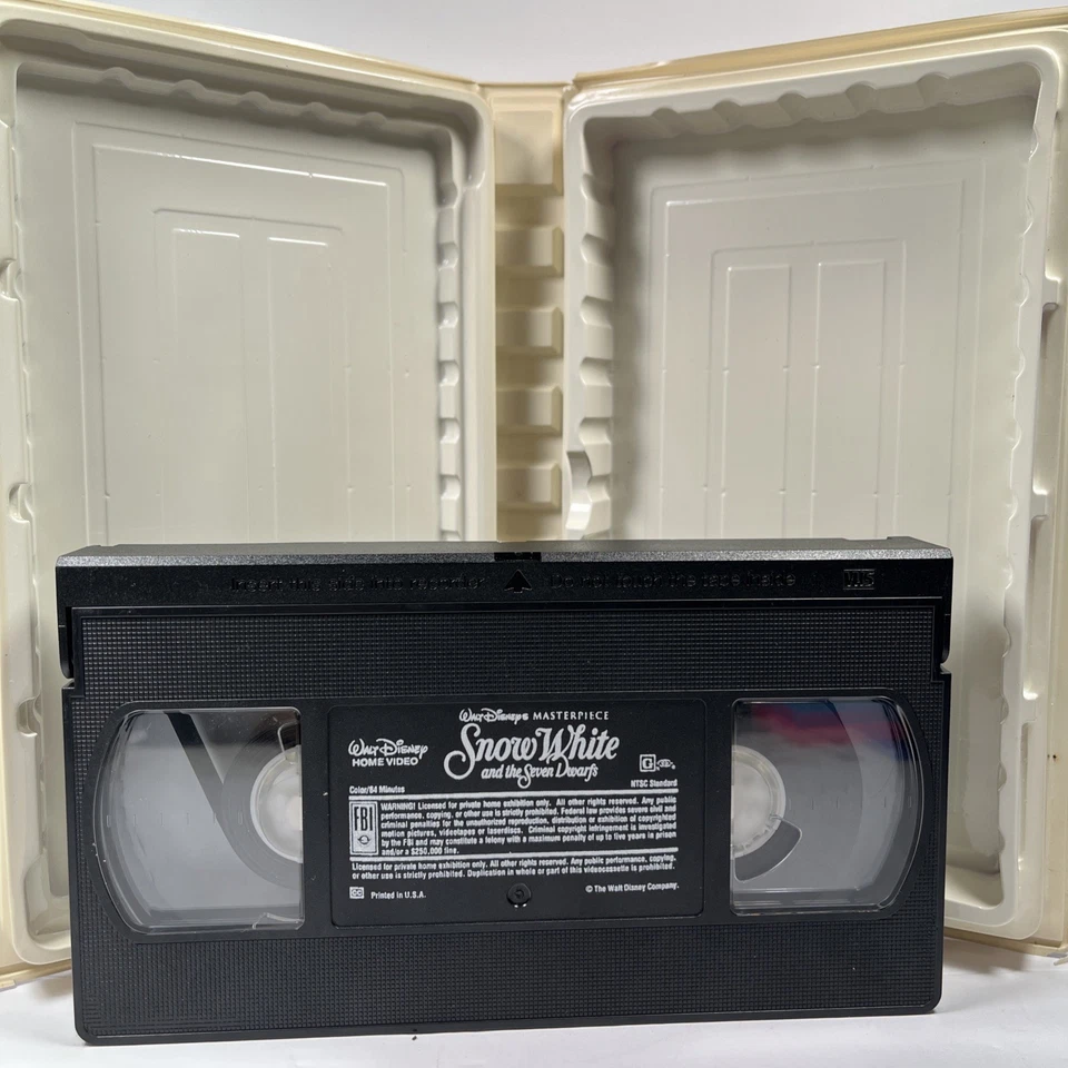 Vintage VHS Tapes: Snow White - Walt Disney Masterpiece - USED - Image 4 of 4