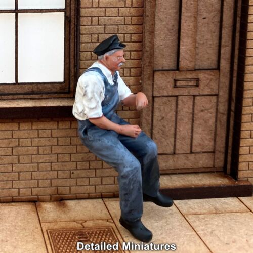 DETAILED MINIATURES DM610 PAINTED O GAUGE 1/43RD FIGURE - SEATED DRIVER LHD - Picture 5 of 5
