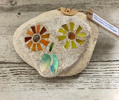 Mosaik auf Naturstein Blumen aus Tiffanyglas & Achat handmade Unikat wetterfest