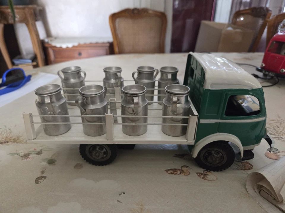Camion laitier CIJ - Photo 3/3