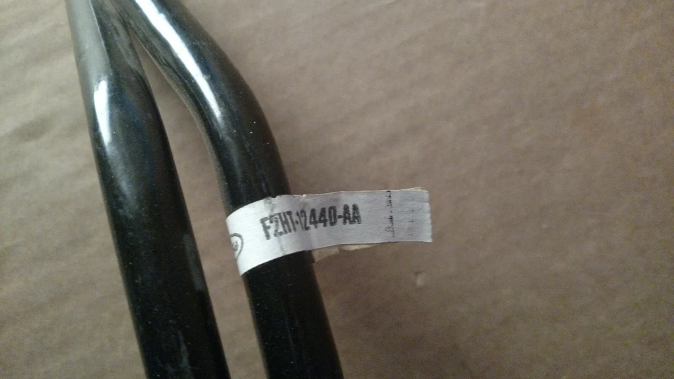 Tubo de agua caliente Ford Sterling Freightliner F2HZ18B402A Foto 3 de 4