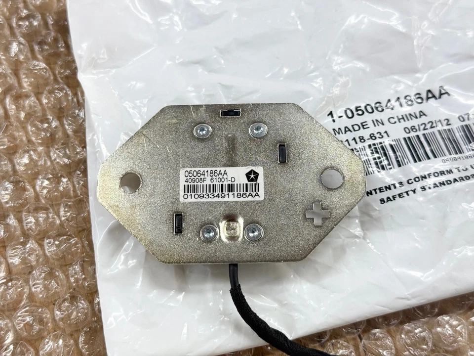 Antena de navegación de posicionamiento global GPS 2007-2020 5064186AA MOPAR ORIGINAL OEM Foto 2 de 4