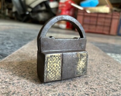 RARE OLD VINTAGE HANDMADE BRASS FITTED UNIQUE HEAVY  IRON PADLOCK, WITH KEY,