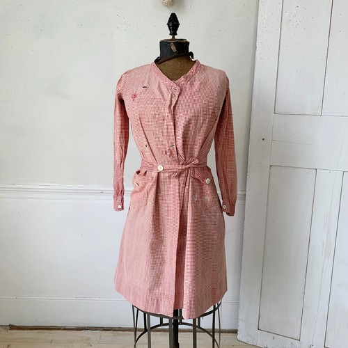 Vestido vintage francés uniforme de trabajo mujer jengibre rojo con nombre monograma - Imagen 2 de 10